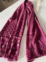 Tompa magenta színű sál halványzöld pöttyökkel, 180 x 60 cm
