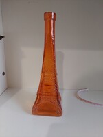 Üvegpalack, amelyet az Eiffel-torony formájára mintáztak.