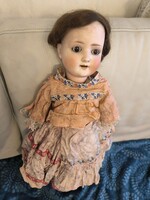 Antik jelzett porcelán biszkvit fejű baba kedves arcú. S&H  Germany jelzéssel