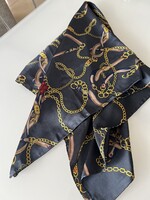 Selyemkendő mélykék alapon aranyláncos, bőrpántos mintával, 92 x 91 cm