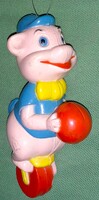 1976..SANITOY INC. függeszthető kézifestett hard plasztik CIRKUSZ biciklis malac figura 11 cm