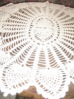 Gyönyörű horgolt ovális kézimunka terítő