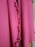 Fodros szélű kötött sál.