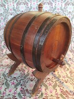Dekoratív fa hordó csappal és állvánnyal 1977-ből