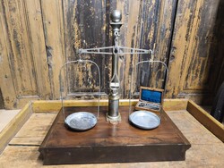 Patikai, vagy gyógyszerész mérleg, labor mérleg az 1900-as évek elejéről, karos mérleg súlyokkal