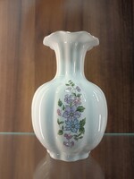Zsolnay gerezdes porcelán váza – kézzel festett virágmintával