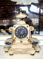 Felesütős francia alabástrom asztali óra 1870 körüli