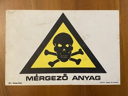 MÉRGEZŐ ANYAG, FIGYELMEZTETŐ TÁBLA, KOPONYA DÍSZÍTÉSSEL 1978, SÁGVÁRI NYOMDA 29 X 19 CM, MŰANYAG LAP