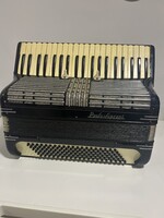 Régi zongorabillentyűs harmonika – M. Jurcovich Fiume – eredeti tokkal