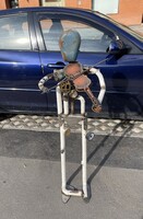 Kozma Béla - Hegedűs a háztetőn fém szobor, 126cm