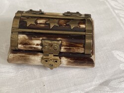 Tündéri csont ékszeres doboz réz szerelékkel.