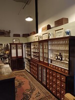 Patikai berendezés, 1910-ből, nagy méretű, tiszta fenyő sokfiókos L alakú gyógyszertári bútor eladó