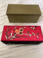 Kinai hímzett selyem ékszertartó doboz osztott bársony béléssel.