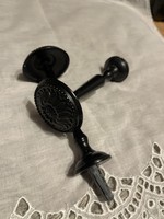 Díszes fekete színű fém függöny elkötők.