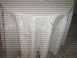 Gyönyörű fehérrel hímzett kalocsai virágmintás ovális terítő