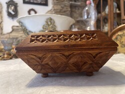 Tündéri faragott fa doboz különleges forma belül is faragás díszíti.