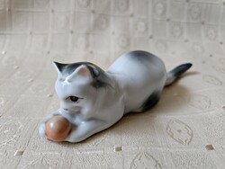 Zsolnay macska labdával
