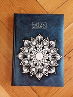 2026 határidőnapló naptár Kék vintage Fekete fehér mandala díszítéssel kézzel festett A5 napi
