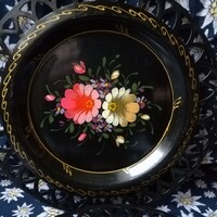 Dísztányérok, festett virág mintával