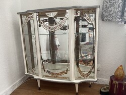 Ritka íves vitrin eredeti üvegekkel üveg polcokkal, tükörrel a hátulján.