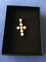 Gyönyörű ródiumozott, ezüst kereszt medál hatalmas, gyémánt csillogású cirkónia kövelkkel