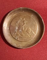 Szovjet (orosz) domborműves réz falitál – lovas harcos zászlóval