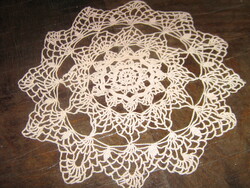 Csodaszép horgolt kerek rózsaszín csipke terítő