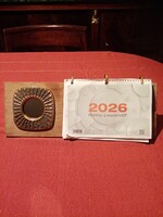 Retro iparművészeti  asztali naptár bronz keretű ötvös tükördísszel 2026-os betéttel fa tartóval