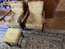 Koloniál fotelek lábtartóval