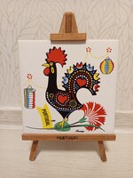 Portugál "Barcelos-i Kakas" díszcsempe fa állvánnyal. 19*12 cm