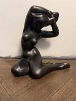 Modern stílusú női akt szobor – elegáns bronz hatású design dekoráció