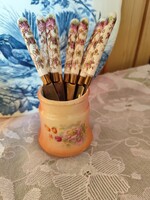 Porcelán nyelű kések fajansz tartóban