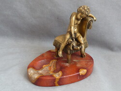 Csodaszép antik réz szobor márvány talpon asztali dísz hamuzó kisfiú játékmackóval gyerek macival