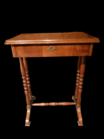 Biedermeier varróasztal.