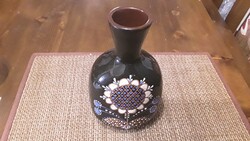 Ukrán mázas kerámia váza virágal.