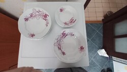 Zsolnay porcelánok az "Orchidea" kollekcióból, rózsaszín-lila virágmintával.