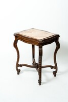 Antik francia márványlapos kisasztal – kézi faragású tölgyfa vázzal