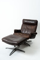 Carl Straub – Vintage bőr lounge fotel lábtartóval (1970-es évek)