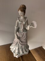 Hollóházi porcelán legyezős hölgy – kézzel festett, nagyméretű figura (27 cm)
