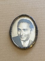 ANTIK, OVÁLIS RÉZ FOTÓ KERET, FÉRFI PORTRÉFOTÓVAL, DOMBORÚ ÜVEGGEL, FÉNYKÉPTARTÓ 8.6 x 6.6 CM