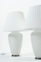 Fehér opálüveg asztali lámpapár pliszírozott textilernyővel