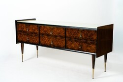 Olasz Mid-Century Modern sideboard, gyökérfurnérral és opálüveg tetőlappal