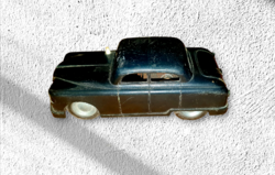 Lendkerekes lemezárugyári kisautó