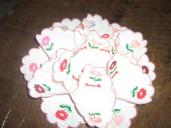 Bájos vintage stílusú hímzett virágos húsvéti asztalközép kosárka tojás tartó