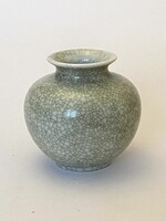 METZLER ÉS ORTLOFF NÉMET, JELZETT KICSI ÁZSIAI HANGULATÚ, HALVÁNYZÖLD PORCELÁN VÁZA 6.3 CM