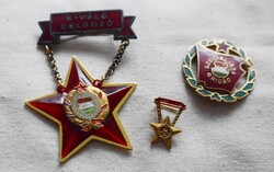 Kiváló dolgozó , szocialista brigád jelvény , kommunista , szocialista kitüntetés együtt dobozzal