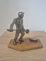 Öntödei munkás fa talpazaton