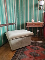 Masszív nagyméretű  szalon puff lábtartó oliva zöld kárpittal