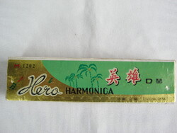 Hero szájharmonika dobozában