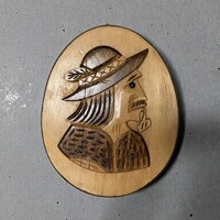 Pipázó ember faragott falidísz, falikép, jelzés: FARAGÓ 1985.